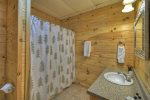 Hogback Haven - Lower Level Shared Bathroom